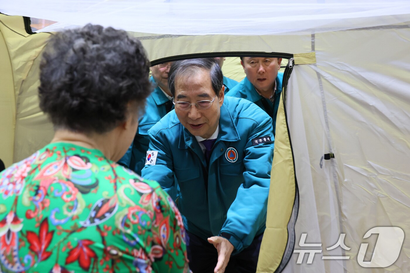 한덕수 대통령 권한대행 국무총리가 2일 오후 경북 영덕군 노물리 마을을 찾아 산불 피해현장을 점검하고, 영덕군민체육센터에 마련된 주민대피소를 방문해 주민들을 위로 하고 있다. &#40;총리실 제공, 재판매 및 DB 금지&#41; 2025.4.2/뉴스1 ⓒ News1 임세영 기자