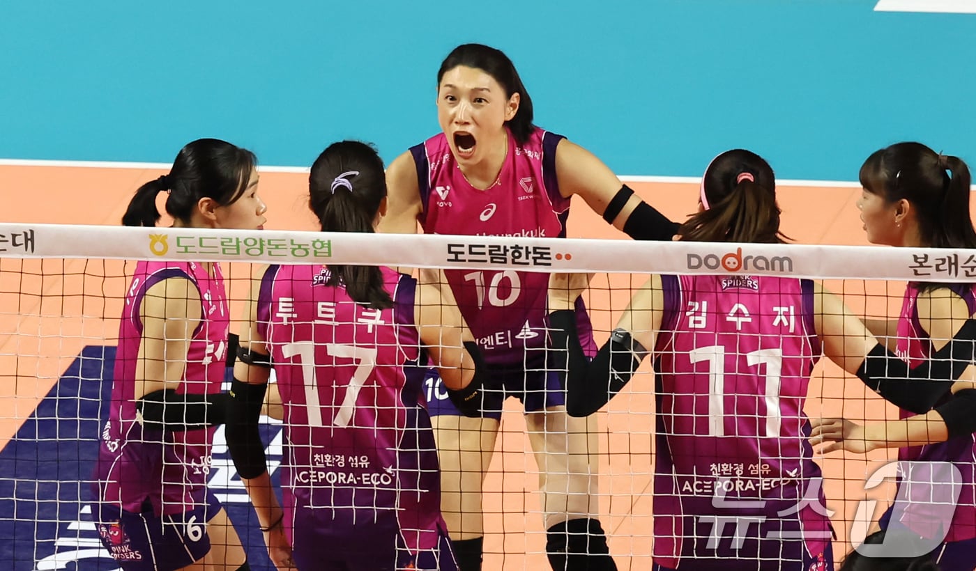 2일 오후 인천 부평구 삼산월드체육관에서 열린 프로배구 '2024-2025 도드람 V리그' 여자부 챔피언결정전 2차전, 흥국생명과 정관장의 경기에서 흥국생명 선수들이 득점에 성공한 뒤 기뻐하고 있다. 2025.4.2/뉴스1 ⓒ News1 장수영 기자