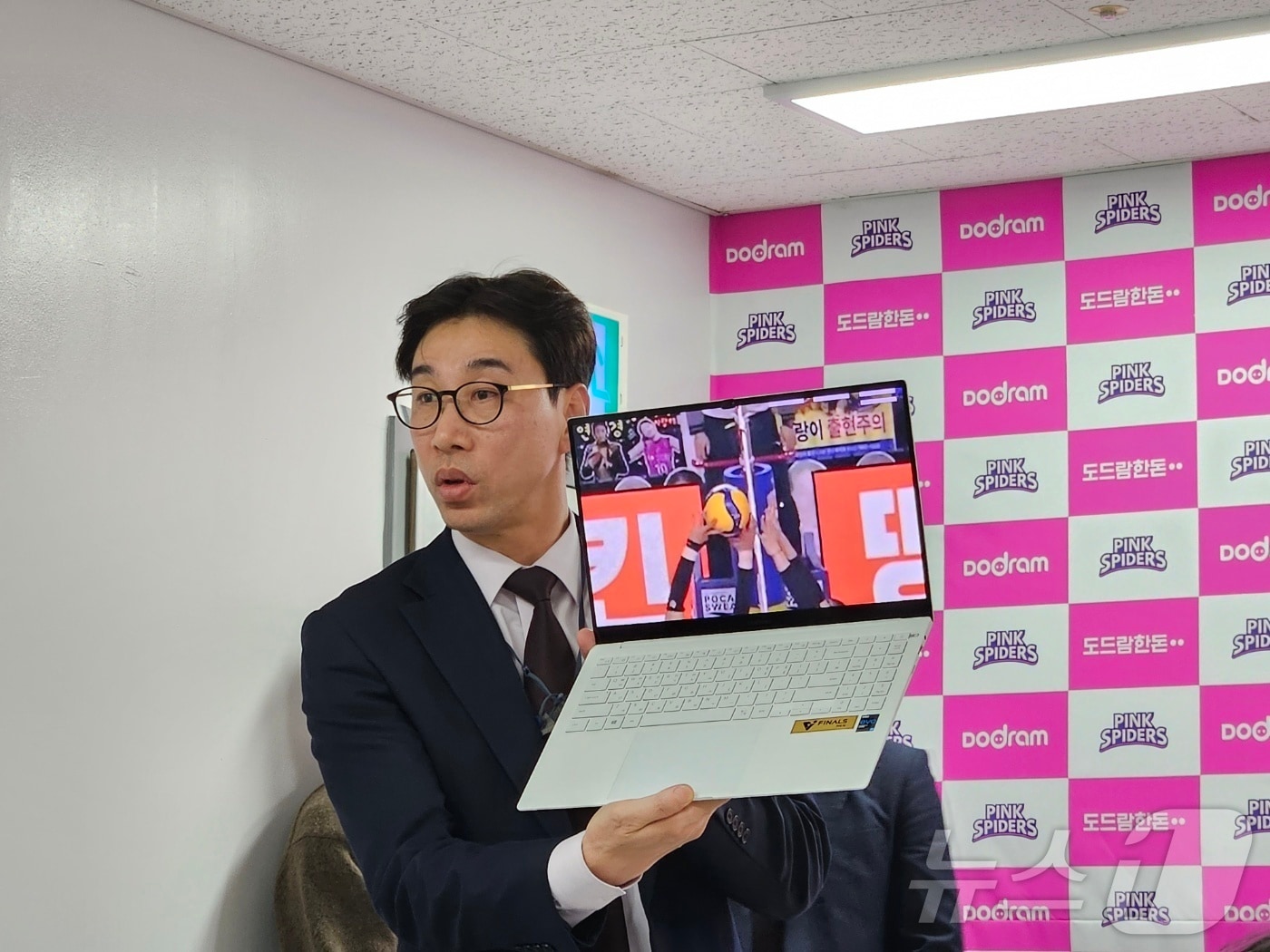 김세진 경기운영위원장이 흥국생명과 정관장의 경기 1세트에서 나온 오버넷 상황에 대해 설명하고 있다. ⓒ News1 안영준 기자