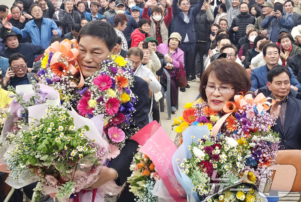 4·2재보궐선거에서 당선된 정철원 조국혁신당 담양군수 후보가 2일 오후 전남 담양군 담양읍 선거사무소에서 지지자들과 함께 기쁨을 나누고 있다. &#40;정철원 후보 캠프 제공. 재판매 및 DB 금지&#41; 2025.4.2/뉴스1 ⓒ News1 박준배 기자
