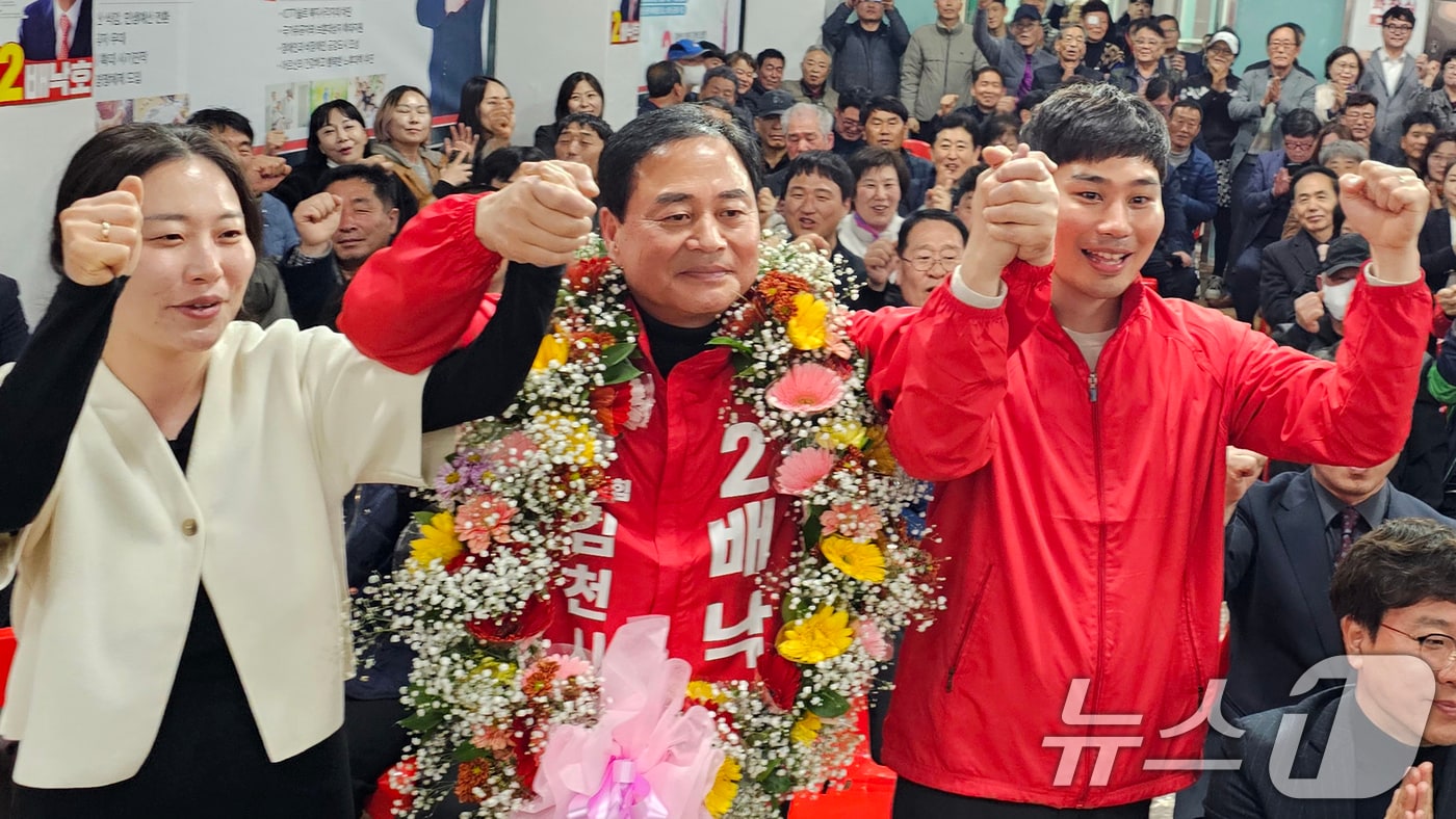 4·2 재·보궐선거에서 경북 김천시장에 당선이 유력한 국민의힘 배낙호 후보가 선거캠프에서 지지자들과 기쁨을 나누고 있다. 2025.4.2/뉴스1 ⓒ News1 최창호 기