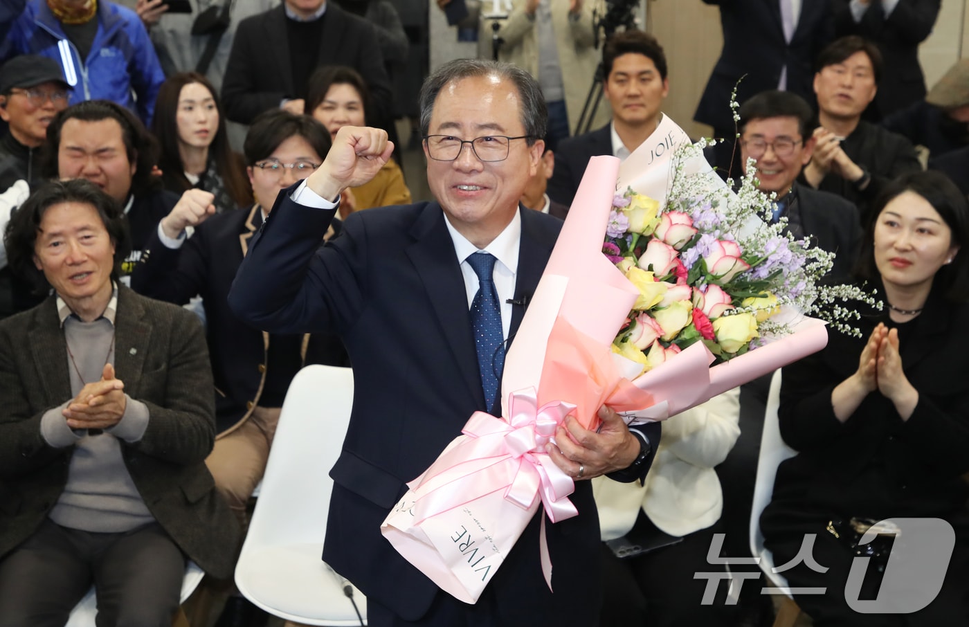 김석준 부산시교육감 재선거 후보가 2일 오후 부산 부산진구 자신의 선거사무소에서 당선이 유력시 되자 지지자들과 기뻐하고 있다. 2025.4.2/뉴스1 ⓒ News1 윤일지 기자