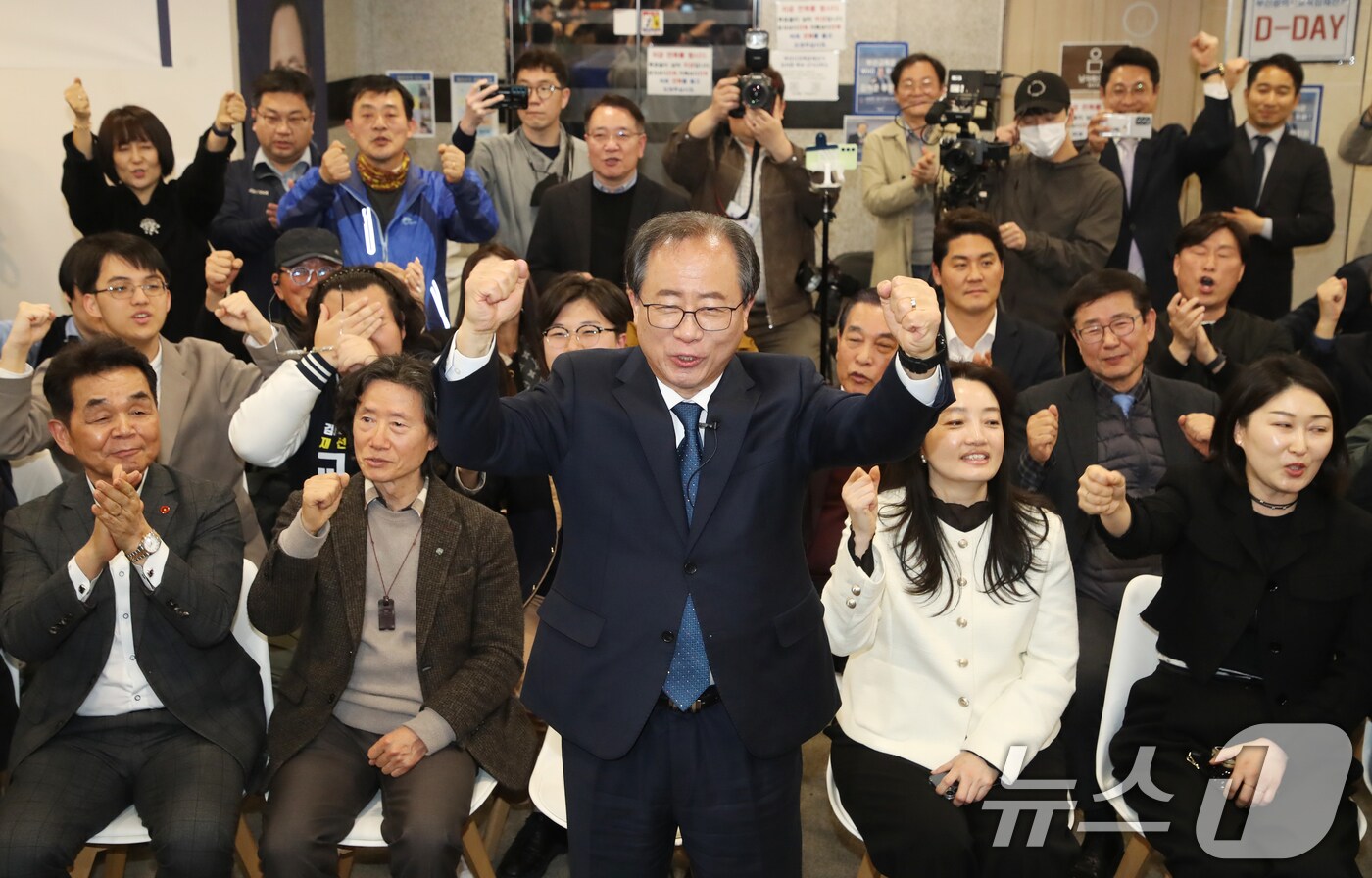 김석준 부산시교육감 재선거 후보가 2일 오후 부산 부산진구 자신의 선거사무소에서 당선이 유력시 되자 지지자들과 기뻐하고 있다. 2025.4.2/뉴스1 ⓒ News1 윤일지 기자