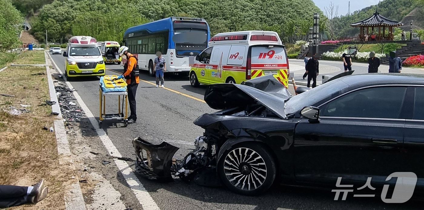19일 오전 11시 15분쯤 경북 경주시 유금리 형산강역사 문화공원 7번 국도에서 포항방향으로 달리던 시내버스와 그랜저 승용차가 정면 충돌했다. (경북소방본부제공, 제판매 및 DB 금지) 2025.4.20/뉴스1 