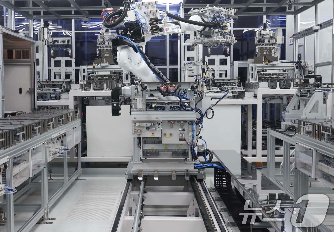 LG이노텍의 고부가 반도체 기판 FC-BGA 생산 허브 '드림 팩토리'에서 작업 중인 로봇의 모습. (LG이노텍 제공, 재판매 및 DB금지) 2025.4.20 ⓒ 뉴스1 김진환 기자