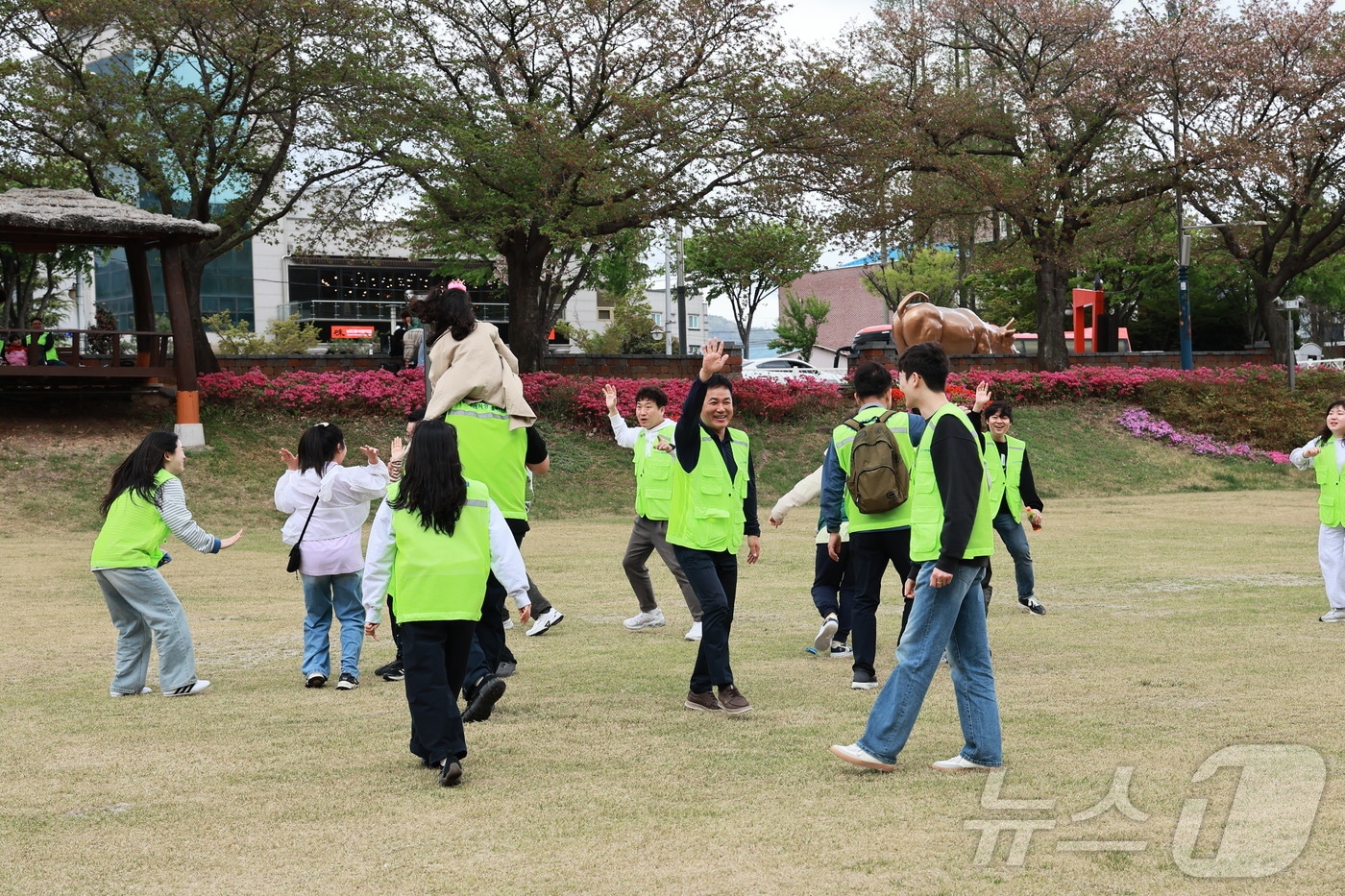 포스코HY클린메탈은 19일 전남 광양장애인복지관 발달장애청소년들과 봄나들이 소풍 활동을 진행하고 있다.(포스코HY클린메탈 제공. 재판매 및 DB 금지)