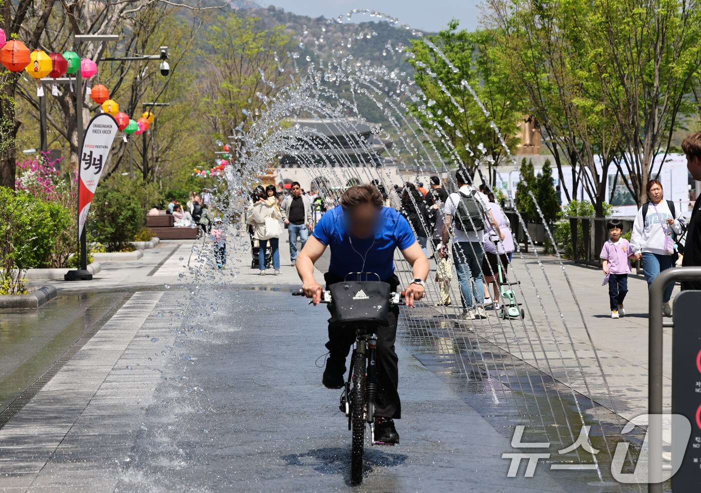 서울 광화문광장에서 시민과 관광객들이 분수터널을 지나고 있다. /뉴스1 ⓒ News1 허경 기자