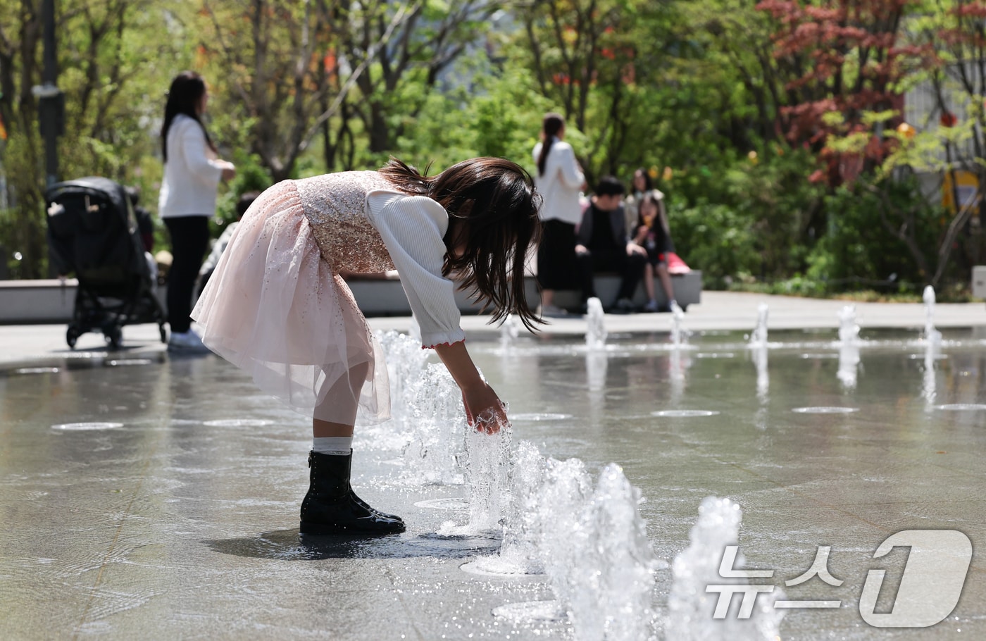 한 어린이가 바닥분수을 만져보고 있다. /뉴스1 ⓒ News1 허경 기자