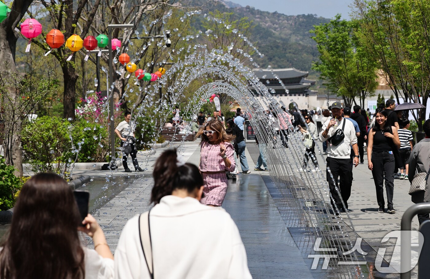 봄철 마지막 절기 곡우(穀雨)인 20일 서울 광화문광장에서 시민과 관광객들이 분수터널을 지나고 있다. 기상청은 오늘 전국날씨 낮최고기온 서울 24도, 대전 25도, 광주 27도, 강릉 17 도, 대구 21도, 부산 17도를 기록하며 봄날씨 예보했다.2025.4.20/뉴스1 ⓒ News1 허경 기자