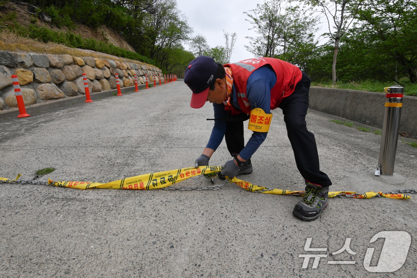 경북 포항시가 산불 예방 행위제한 입산금지 행정명령을 20일부터 전면 해제한 가운데 남구 인덕산 자연마당으로 들어가는 입구에서 산불감시원이 출입금지 알림 표시줄을 제거하고 있다.  2025.4.20/뉴스1 ⓒ News1 최창호 기자