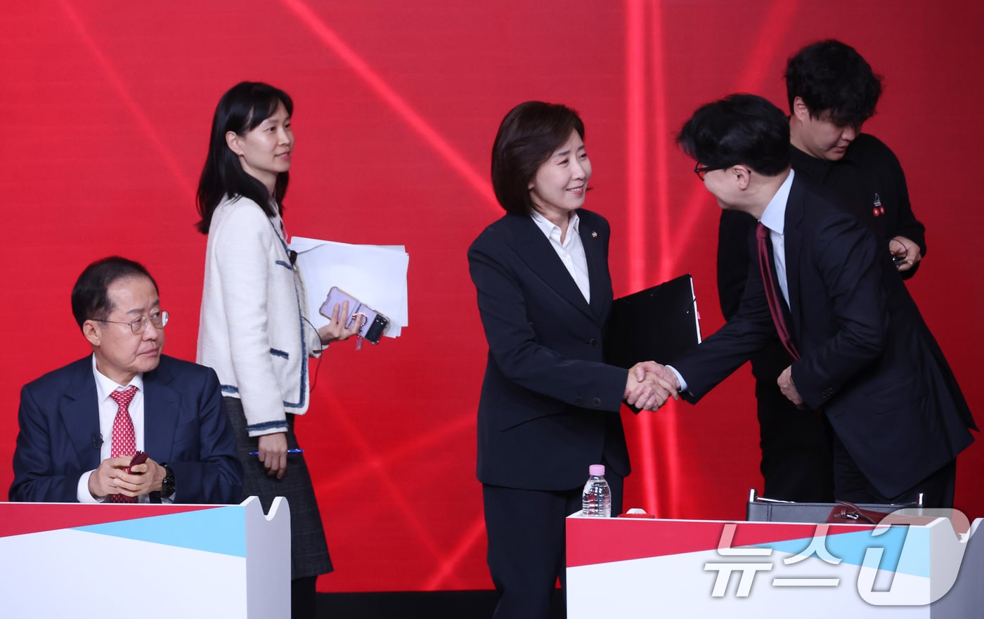 나경원(가운데),한동훈 국민의힘 대선 경선 후보가 지난 4월 20일 오후 서울 강서구 ASSA아트홀에서 열린 제21대 대통령 후보자 1차 경선 B조 토론회에서 인사나누고 있다. 왼쪽은 홍준표 후보. 2025.4.20/뉴스1 ⓒ News1 국회사진취재단
