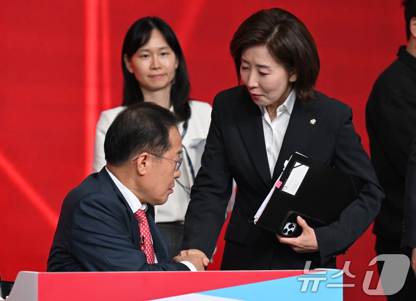 나경원,홍준표 국민의힘 대선 경선 후보가 지난 4월 20일 오후 서울 강서구 ASSA아트홀에서 열린 제21대 대통령 후보자 1차 경선 B조 토론회에서 인사나누고 있다. 2025.4.20/뉴스1 ⓒ News1 국회사진취재단