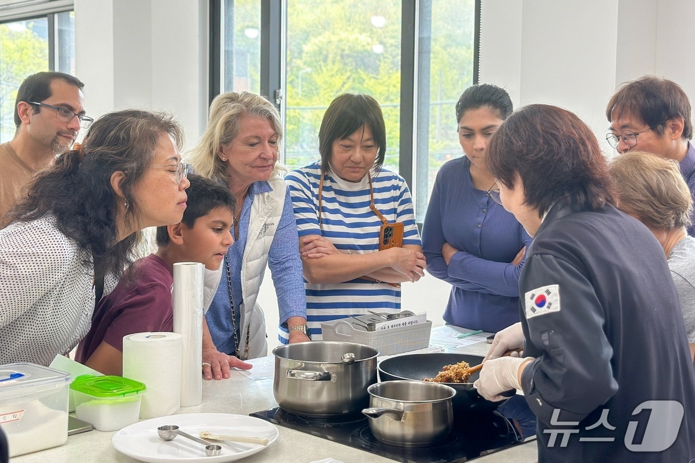 구미주&#40;유럽·아메리카&#41; 단체 관광객이 한국전통문화체험관을 방문해 전통음식 만들기 체험을 하고 있다.&#40;대구 수성문화재단 제공.재판매 및 DB 금지&#41;