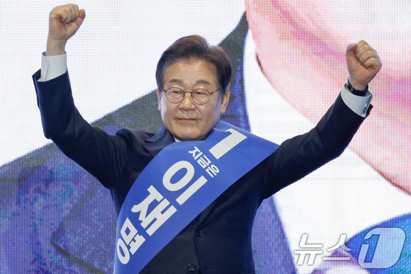 이재명 더불어민주당 대선 경선 후보가 20일 오후 경남 울산전시컨벤션센터에서 열린 영남권 합동연설회에 참석해 정견발표를 하기 전 인사하고 있다. 2025.4.20/뉴스1 ⓒ News1 안은나 기자