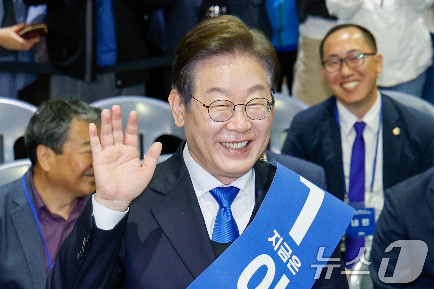 이재명 더불어민주당 대선 경선 후보가 20일 오후 경남 울산전시컨벤션센터에서 열린 영남권 합동연설회에서 대의원·권리당원의 온라인·ARS 투표 결과 투표수 7만 3255표 중 6만 6526표(득표율 90.81%)로 1위를 차지, 인사하고 있다. 2025.4.20/뉴스1 ⓒ News1 안은나 기자