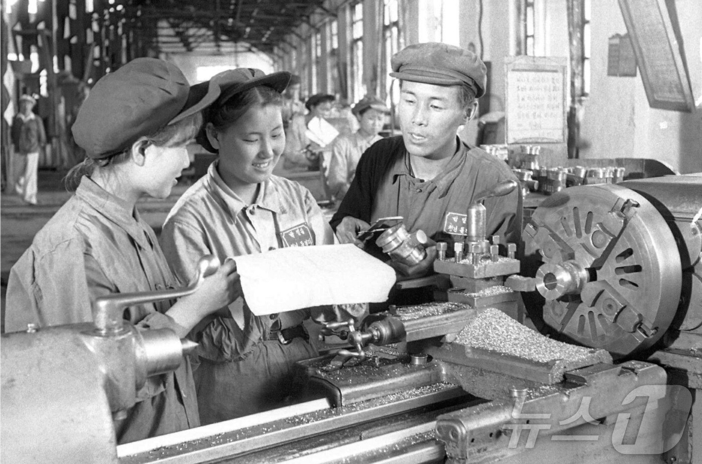 &#40;평양 노동신문=뉴스1&#41; = 북한 노동당 기관지 노동신문은 21일 천리마 시대 노동계급의 헌신을 재조명하며 &#34;전 세대들의 투쟁정신을 기풍을 거울로, 본보기＂로 삼자며 당 정책 관철을 당부했다. [국내에서만 사용가능. 재배포 금지. DB 금지. For Use Only in the Republic of Korea. Redistribution Prohibited] rodongphoto@news1.kr