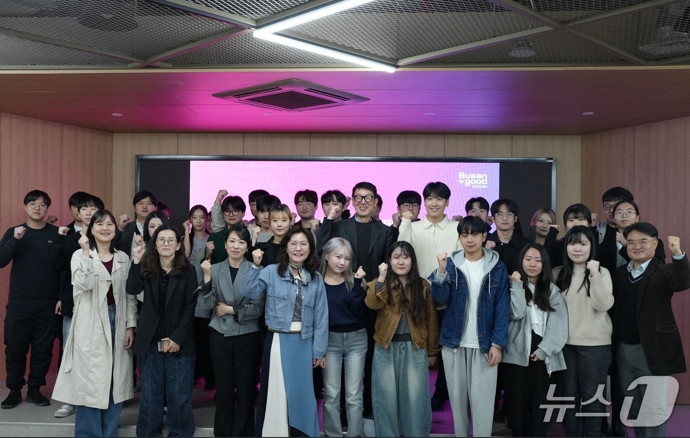 부산디자인진흥원에서 '청년 디자이너 협업 디자인 프로젝트' 회의 참석자들이 기념사진을 찍고 있다.(부산시청 제공. 재판매 및 DB 금지)