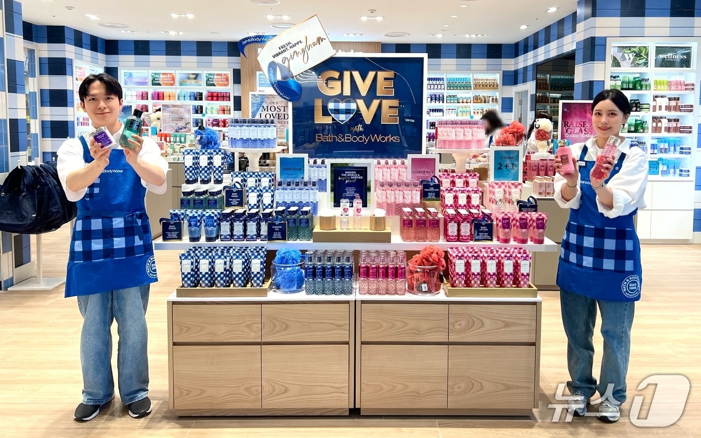 신세계백화점 센텀시티 관계자들이 화장품 브랜드 배스 앤 바디웍스 제품을 선보이고 있다.(신세계 센텀시티 제공. 재판매 및 DB 금지)