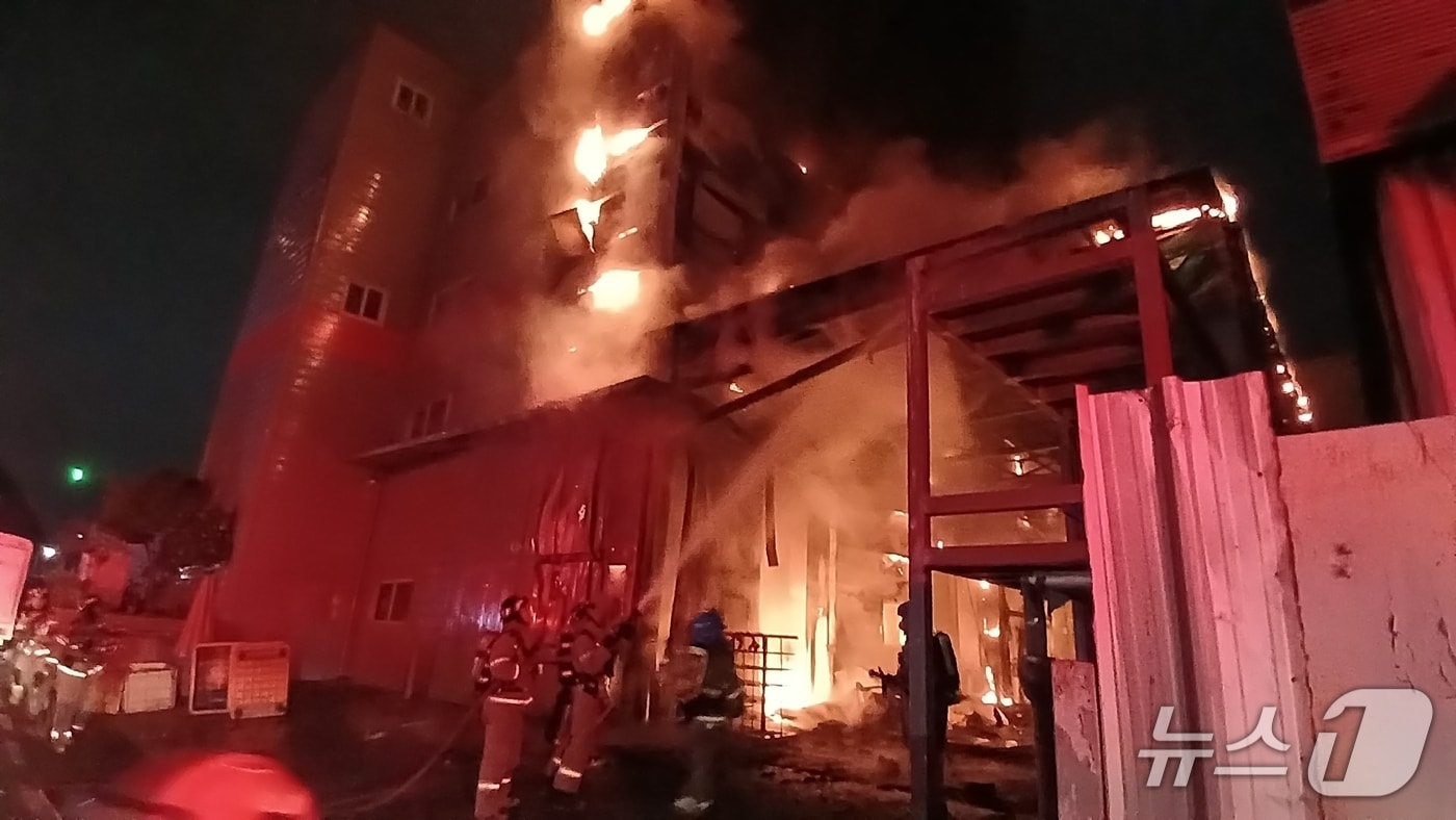 21일 오전 부산 사하구 구평동 공장 화재 현장.(부산소방재난본부 제공. 재판매 및 DB 금지)