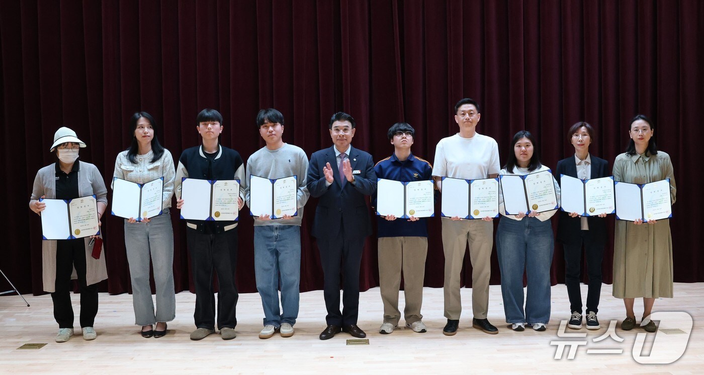 이응우 계룡애향장학회 이사장(왼쪽 다섯번째)이 장학생들에게 장학증서를 수여하고 기념촬영을 하고 있다. (계룡시 제공. 재판매 및 DB금지) /뉴스1 