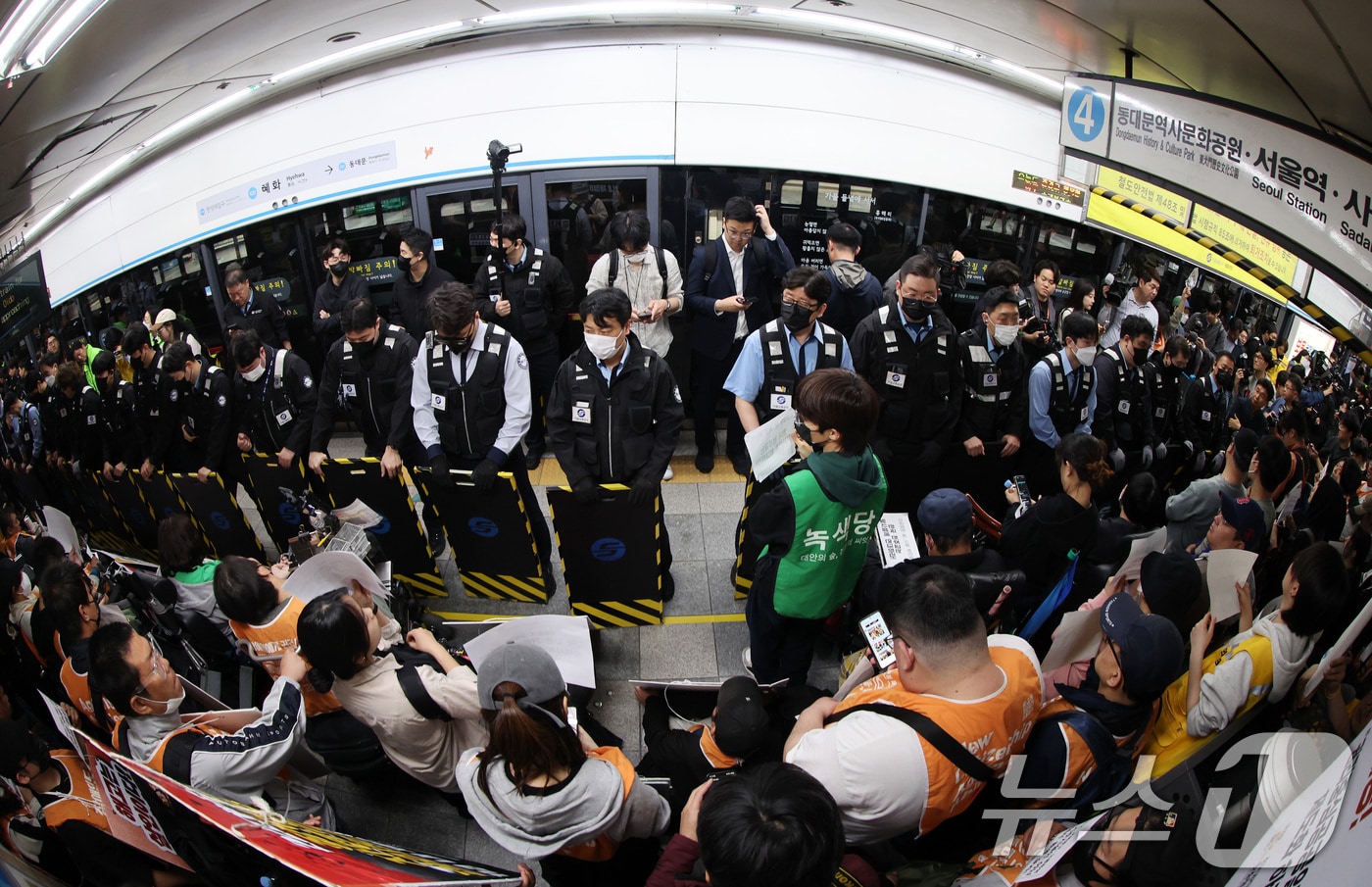 21일 서울 지하철 4호선 혜화역 동대문 방면 승강장에서 열린 제62차 &#39;출근길 지하철 탑니다&#39; 시위에서 전국장애인차별철폐연대&#40;전장연&#41; 회원들이 경찰·서울교통공사 직원 등과 대치하고 있다. 2025.4.21/뉴스1 ⓒ News1 이동해 기자