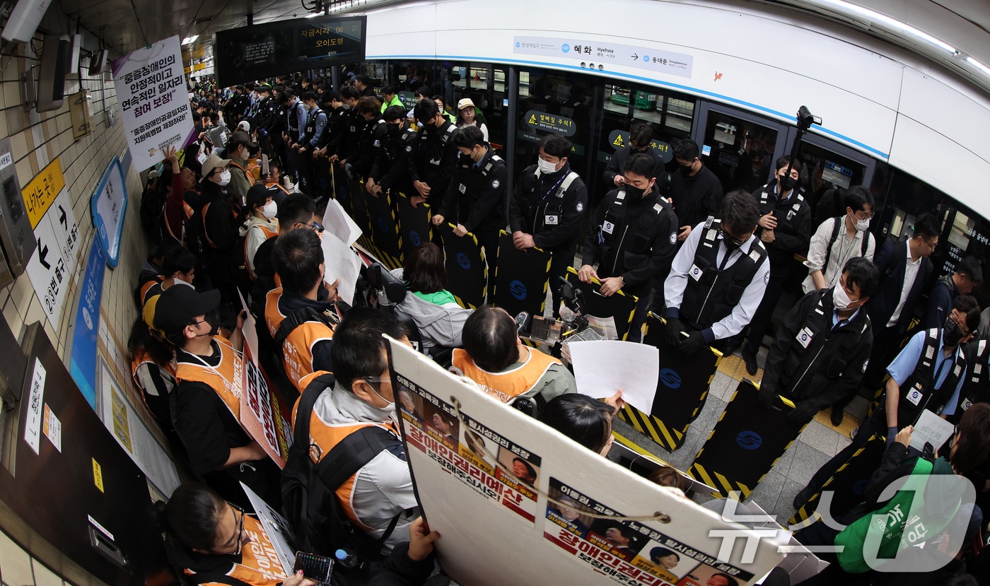 서울 지하철 4호선 혜화역 동대문 방면 승강장에서 열린 제62차 '출근길 지하철 탑니다' 시위에서 전국장애인차별철폐연대(전장연) 회원들이 경찰·서울교통공사 직원 등과 대치하고 있다. 2025.4.21/뉴스1 ⓒ News1 이동해 기자