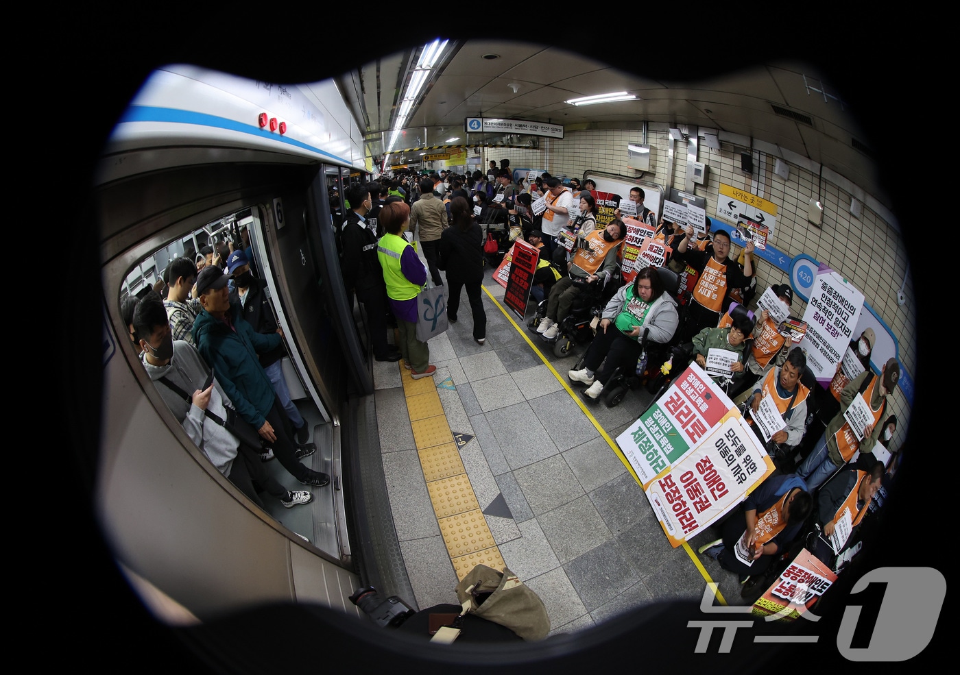 지하철 역사 전광판과 무정차 통과 안내
