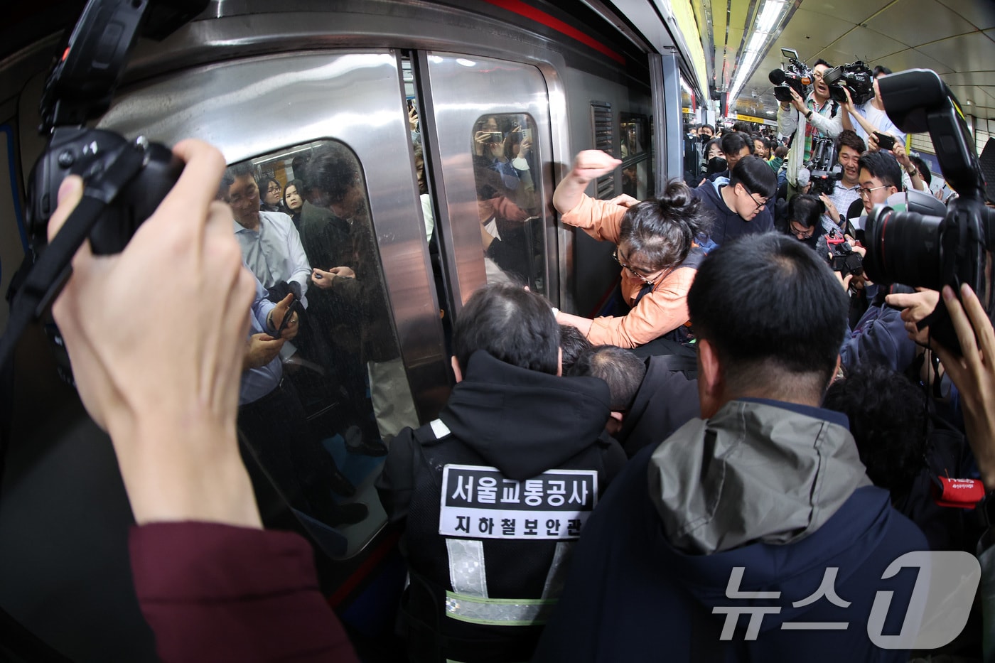 전국장애인차별철폐연대(전장연) 회원들이 21일 서울 지하철 4호선 혜화역 동대문 방면 승강장에서 제62차 '출근길 지하철 탑니다' 시위를 벌이던 중 이를 저지하던 경찰·서울교통공사 직원 등과 충돌하고 있다. 전장연의 출근길 지하철 탑승 시위는 지난해 4월8일 이후 1년여 만이다. 2025.4.21/뉴스1 ⓒ News1 이동해 기자