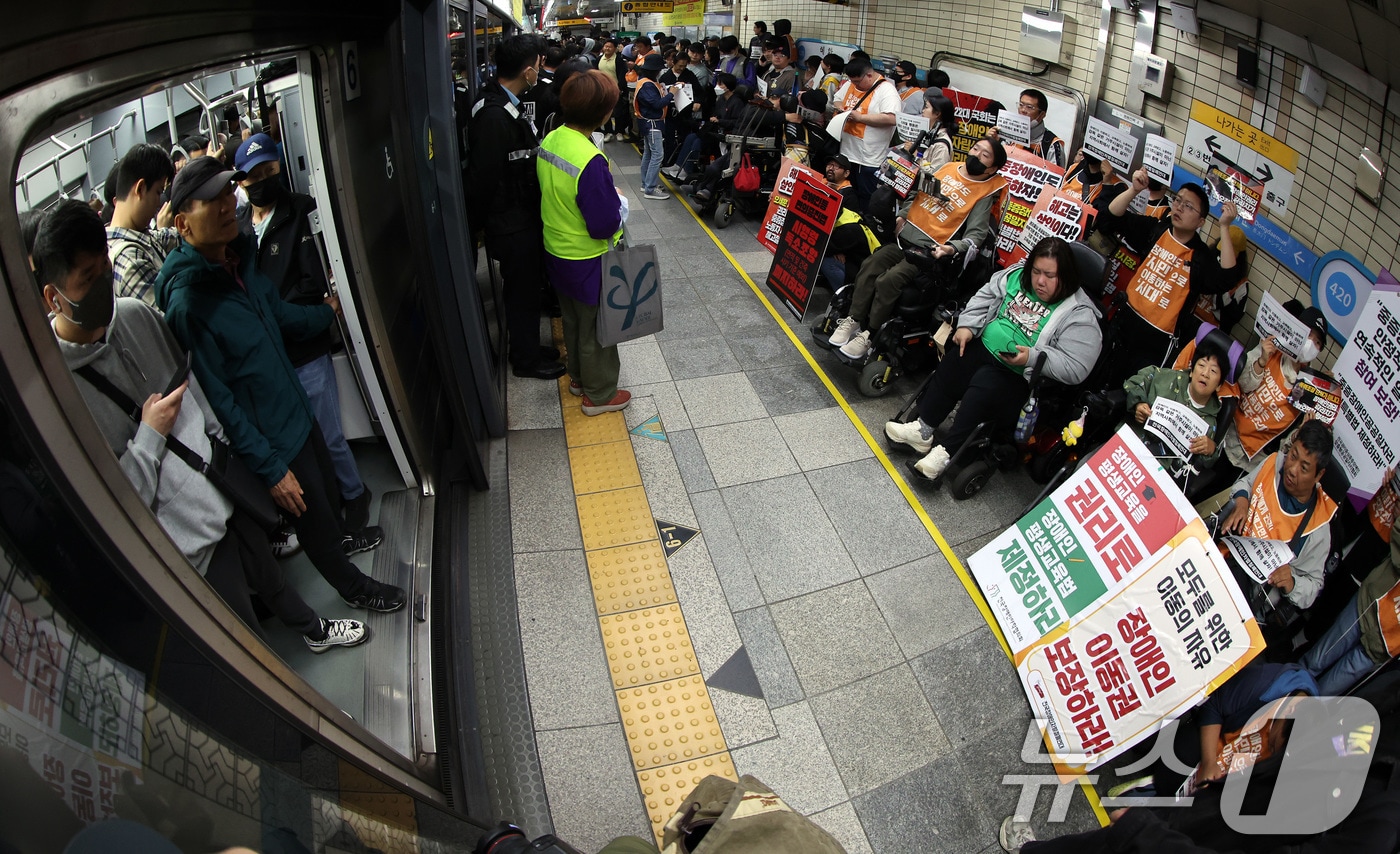 서울 지하철 4호선 혜화역 동대문 방면 승강장에서 열린 제62차 &#39;출근길 지하철 탑니다&#39; 시위에서 전국장애인차별철폐연대&#40;전장연&#41; 회원들과 지하철 탑승 시민들이 마주보고 있다. 2025.4.21/뉴스1 ⓒ News1 이동해 기자