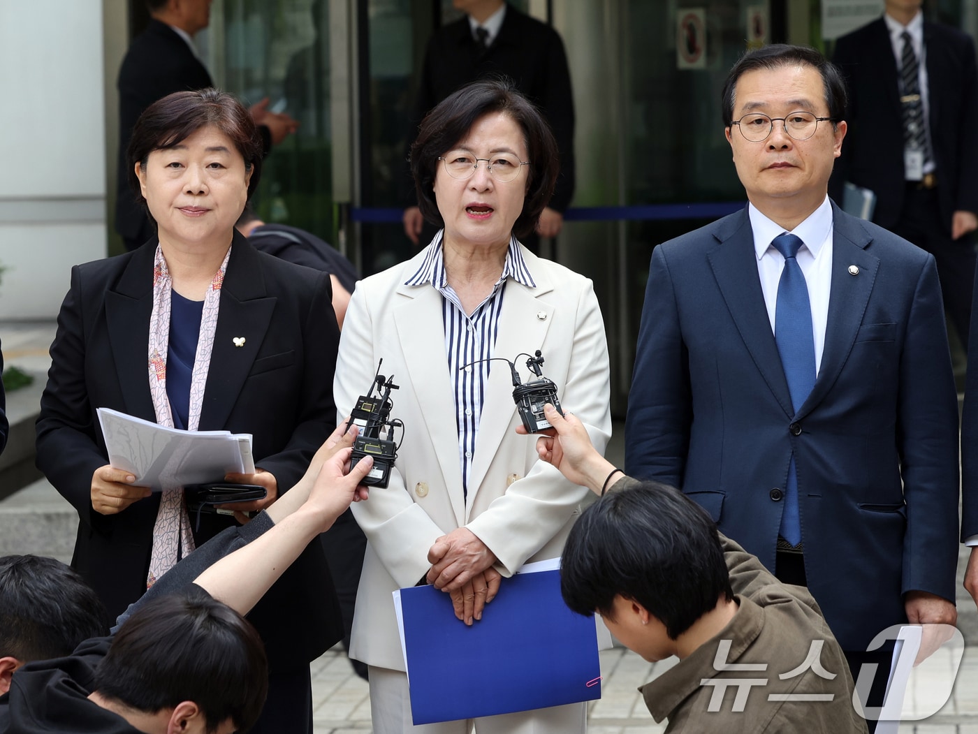 추미애 더불어민주당 윤석열 내란진상조사단장과 소속 의원들이 지난 4월 21일 오전 서울 서초구 서울중앙지방법원 앞에서 기자회견을 열고 내란 우두머리 혐의로 기소된 윤석열 전 대통령 재판이 불공정하다며 사법부를 비판하고 있다 .  2025.4.21/뉴스1 ⓒ News1 황기선 기자