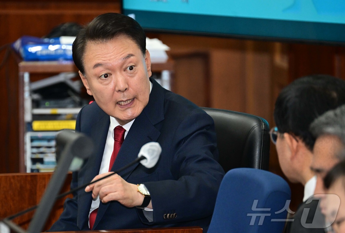 12·3 비상계엄을 선포해 내란 우두머리 혐의로 재판에 넘겨진 윤석열 전 대통령이 21일 오전 서울 서초구 서울중앙지법 417호 법정에 앉아 변호인단과 대화를 하고 있다. 2025.4.21/뉴스1 ⓒ News1 사진공동취재단