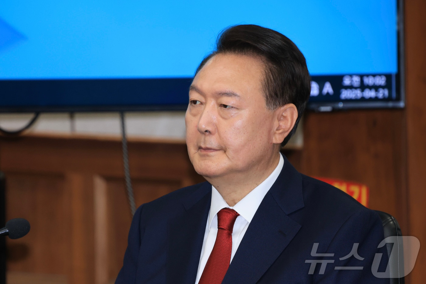 윤석열 전 대통령이 21일 서초동 서울중앙지법에서 열린 내란 우두머리 혐의에 대한 두 번째 정식 재판에 출석하고 있다. 2025.4.21/뉴스1 ⓒ News1 사진공동취재단