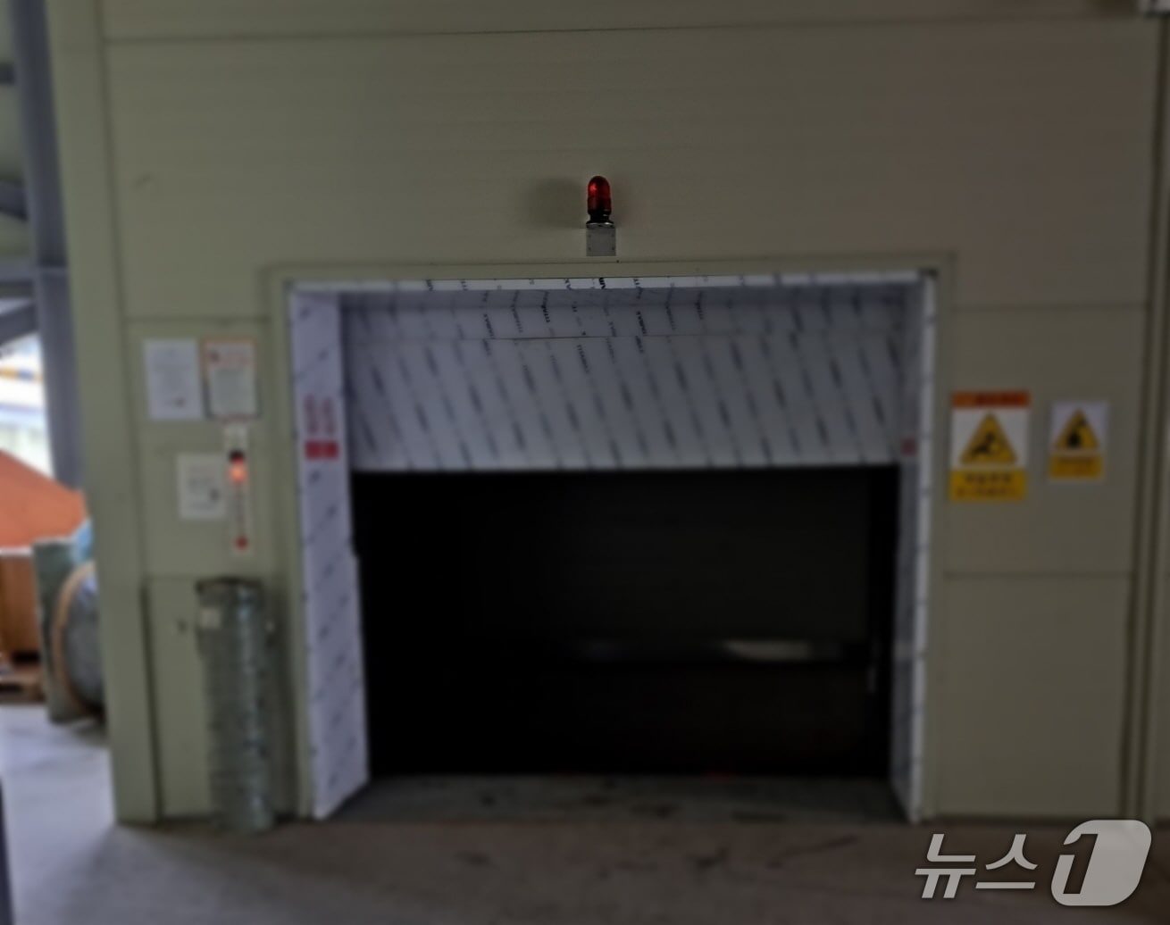 19일 오후 발생한 강서구 공장 추락사고 현장(강서경찰서 제공. 재판매 및 DB 금지)