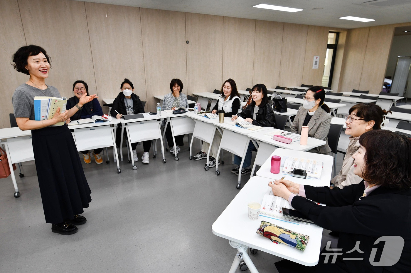 영진전문대 사회복지과가 성인학습자를 위해 개설한 YAP 프로그램 '일상에서 톡! 기초생활영어' 수업 모습. (영진전문대 제공)