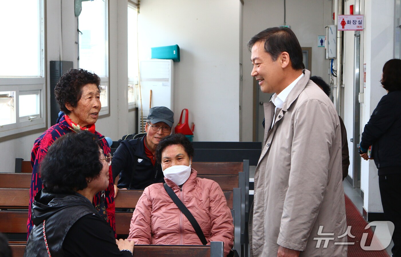 21일 전춘성 전북자치도 진안군수가 통합복지카드 운영 상황을 직접 점검하기 위해 버스터미널을 찾았다.(진안군제공. 재판매 및 DB금지)2025.4.21/뉴스1
