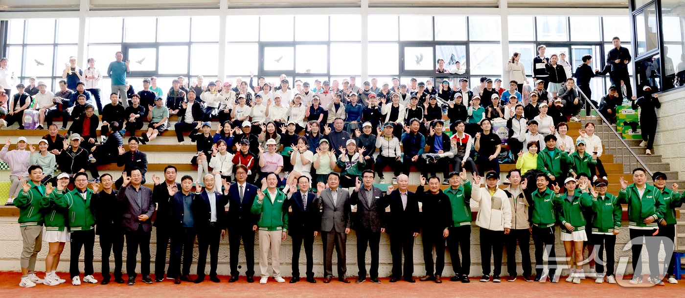 김동일 보령시장이 보령시테니스협회장배 테니스대회에서 참가자들과 기념촬영 하고 있다.(보령시 제공, 재판매 및 DB금지)/뉴스1