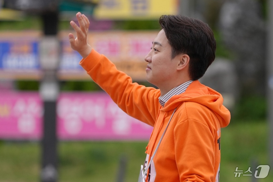 이준석 개혁신당 대선 예비후보가 21일 오전 세종시 성금교차로에서 출근길 시민들에게 인사하고 있다. (이준석 캠프 제공. 재판매 및 DB 금지) 2025.4.21/뉴스1