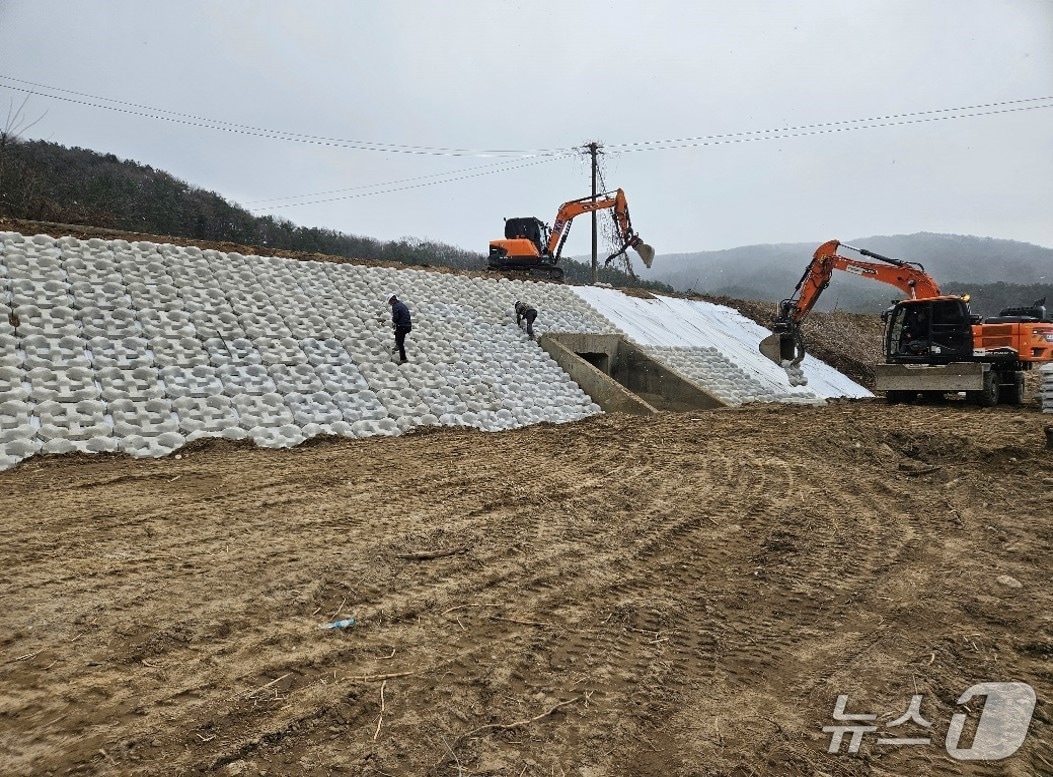  호안정비 사업 모습(경기 양평군 제공, 재판매 및 DB 금지)/뉴스1
