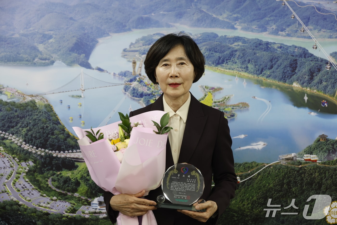 정일윤 전북자치도 임실군의원이 제45회 장애인의 날 기념식에서 임실군 장애인연합회로부터 공로패를 수상했다.(의회제공. 재판매 및 DB금지)2025.4.21/뉴스1