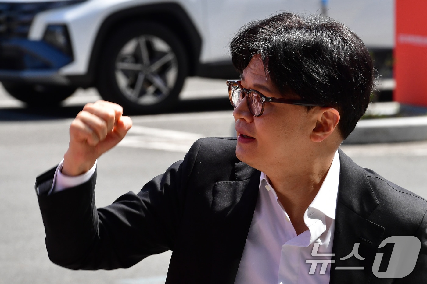 지난 4월 21일 한동훈 국민의힘 대선경선 후보가 2025 APEC 정상회의가 열리는 경북 경주시 화백컨벤션센터를 방문한 자리에서 지지자들의 환호에 주먹을 불끈 쥐고 있다. 2025.4.21/뉴스1 ⓒ News1 최창호 기자