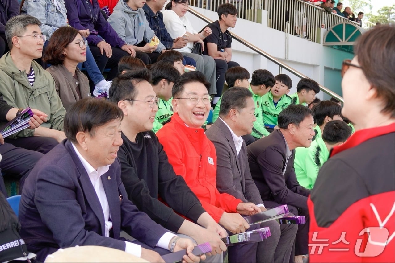  K3리그 양평FC와 여주FC 5라운드 경기가 열린 20일 전진선 경기 양평군수가 여주종합운동장에서 경기를 관람하고 있다.(양평군 제공, 재판매 및 DB 금지)/뉴스1 