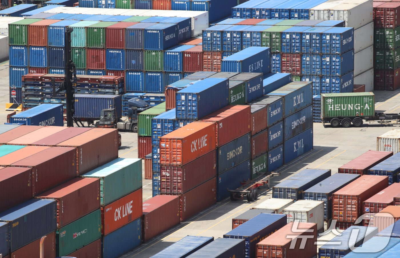 21일 부산항 신선대부두 야적장에 컨테이너가 가득 쌓여 있다.2025.4.21/뉴스1 ⓒ News1 윤일지 기자