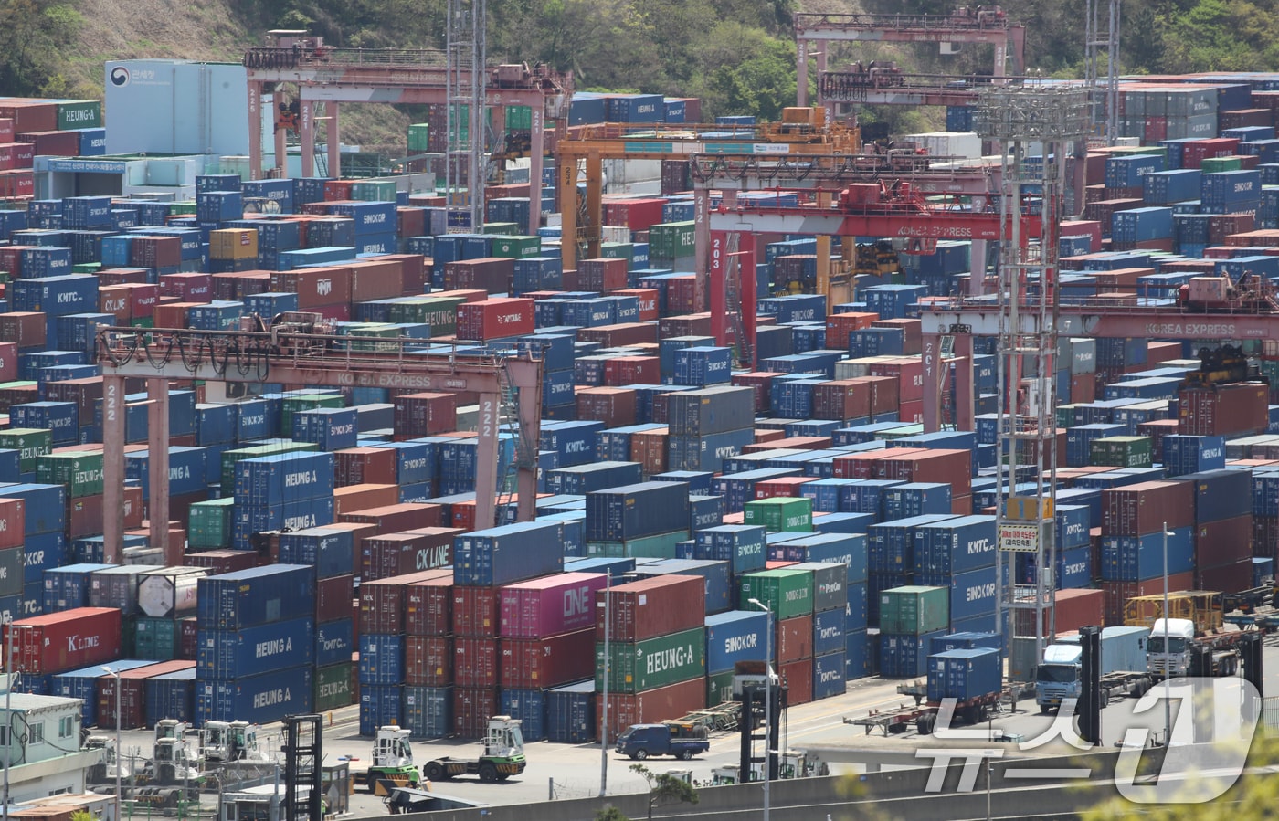 부산항 부두 야적장에 컨테이너가 가득 쌓여 있다. 2025.4.21/뉴스1 ⓒ News1 윤일지 기자