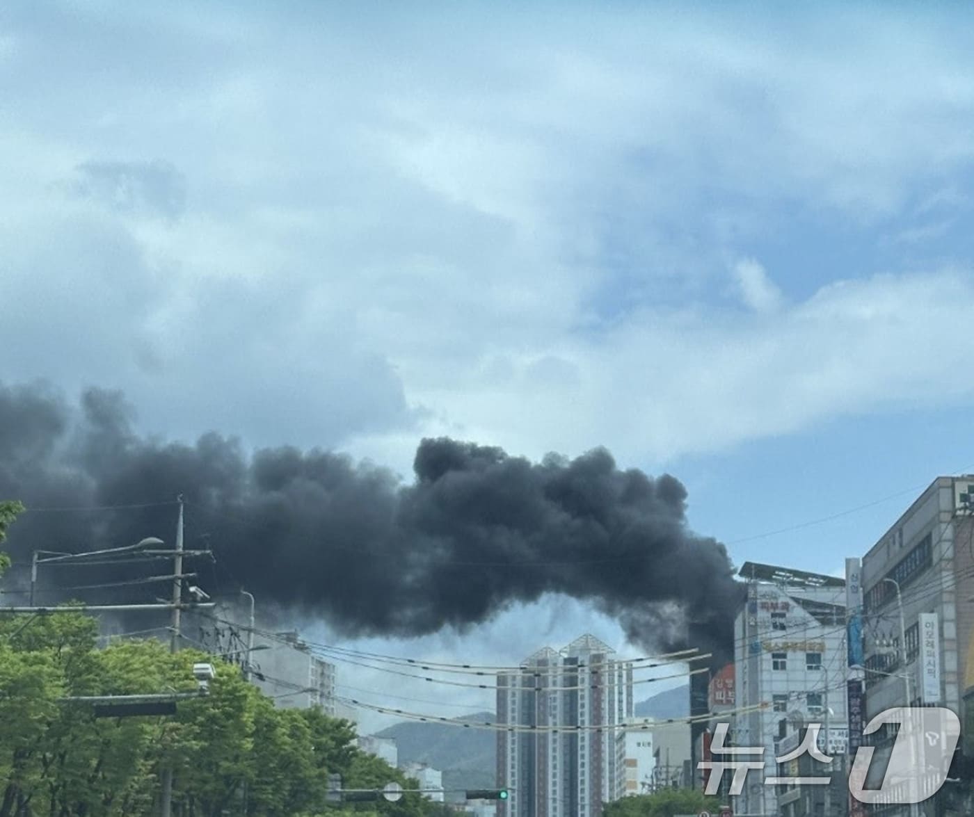 21일 낮 12시 33분쯤 광주 남구 봉선동의 한 병원 옥상에서 불이 나 검은 연기가 피어오르고 있다. (독자 제공. 재판매 및 DB 금지) 