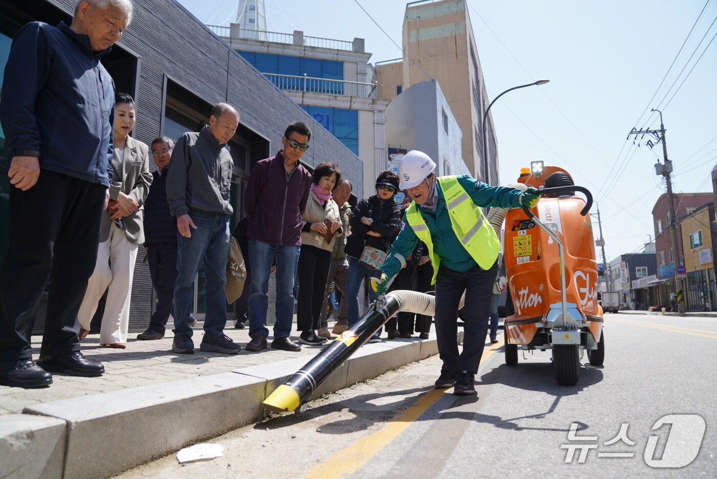 21일 강원 속초관광수산시장 일대에서 열린 가로청소용 친환경 진공청소기 시연.(속초시 제공, 재판매 및 DB 금지) 2025.4.21/뉴스1