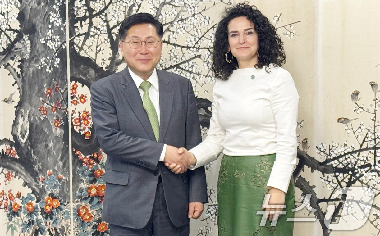 최지영 기획재정부 국제경제관리관이 21일 서울 종로구 정부서울청사에서 마팔다 두아르테 녹색기후기금 사무총장과 면담에 앞서 기념 촬영을 하고 있다. (기획재정부 제공. 재판매 및 DB 금지) 2025.4.21/뉴스1