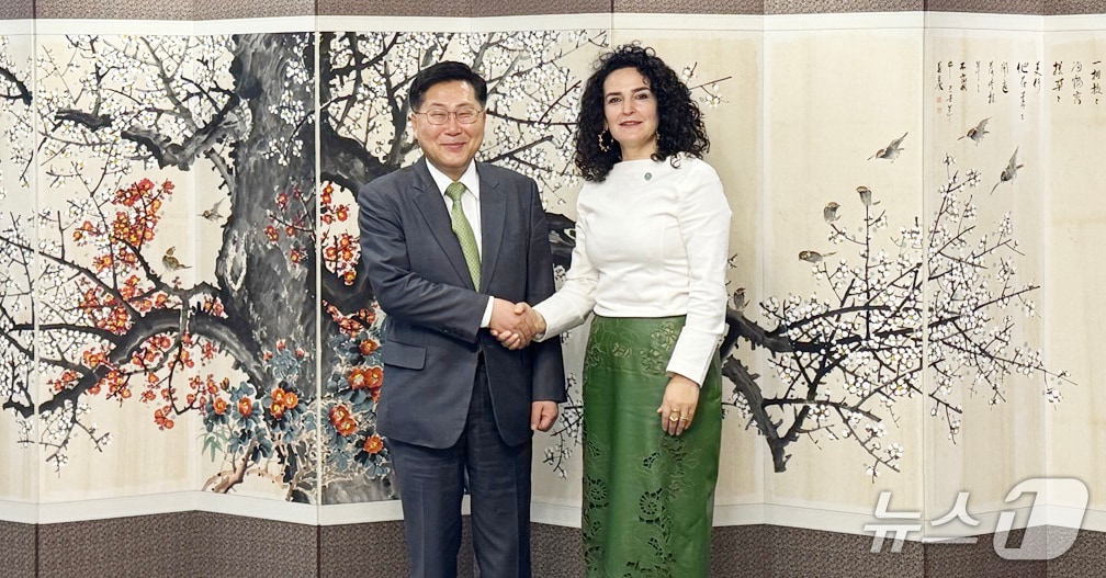 최지영 기획재정부 국제경제관리관이 21일 오전 서울 종로구 정부서울청사에서 마팔다 두아르테 녹색기후기금(GCF) 사무총장과 면담에 앞서 악수하며 기념촬영을 하고 있다. (기획재정부 제공)