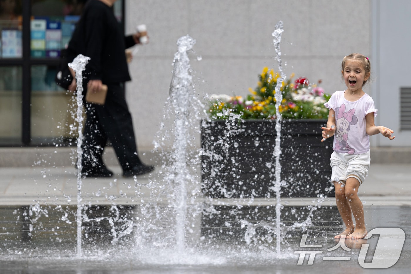 서울 세종대로 광화문광장 바닥분수에서 외국인 어린이가 더위를 식히고 있다. 2025.4.21/뉴스1 ⓒ News1 이승배 기자