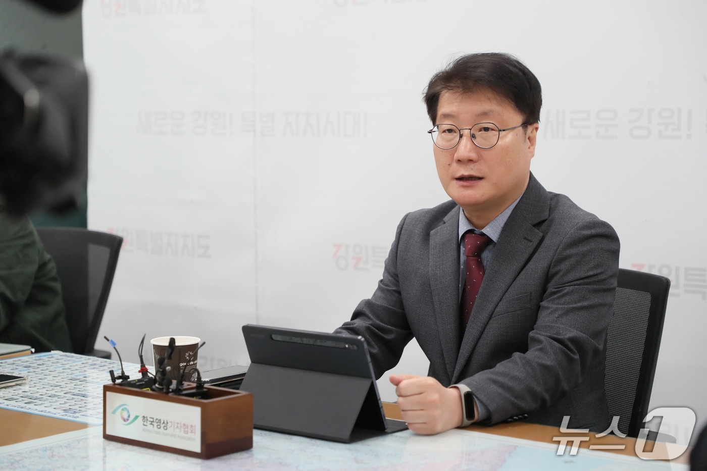 여중협 강원도 행정부지사가 21일 간담회를 갖고 도내 의료원 경영개선 지원 출연금에 대해 설명하고 있다.(강원도 제공. 재판매 및 DB금지) 2025.4.21/뉴스1