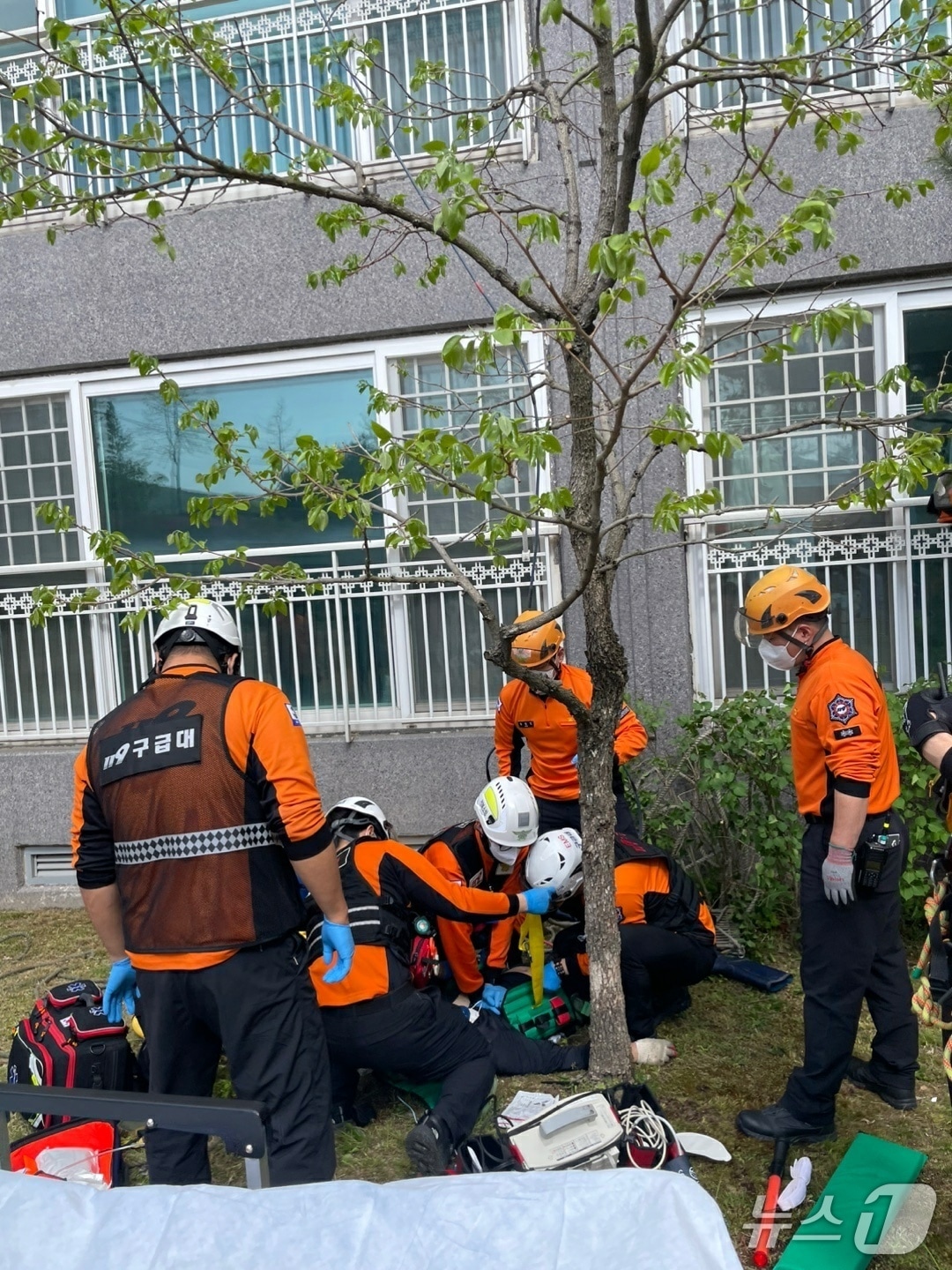 21일 오전 9시 32분께 전북자치도 전주시 완산구 중인동 한 아파트에서 외벽 물청소 작업을 하던 A 씨(50대)가 7층 높이에서 추락했다.(전북소방 제공. 재판매 및 DB금지) 